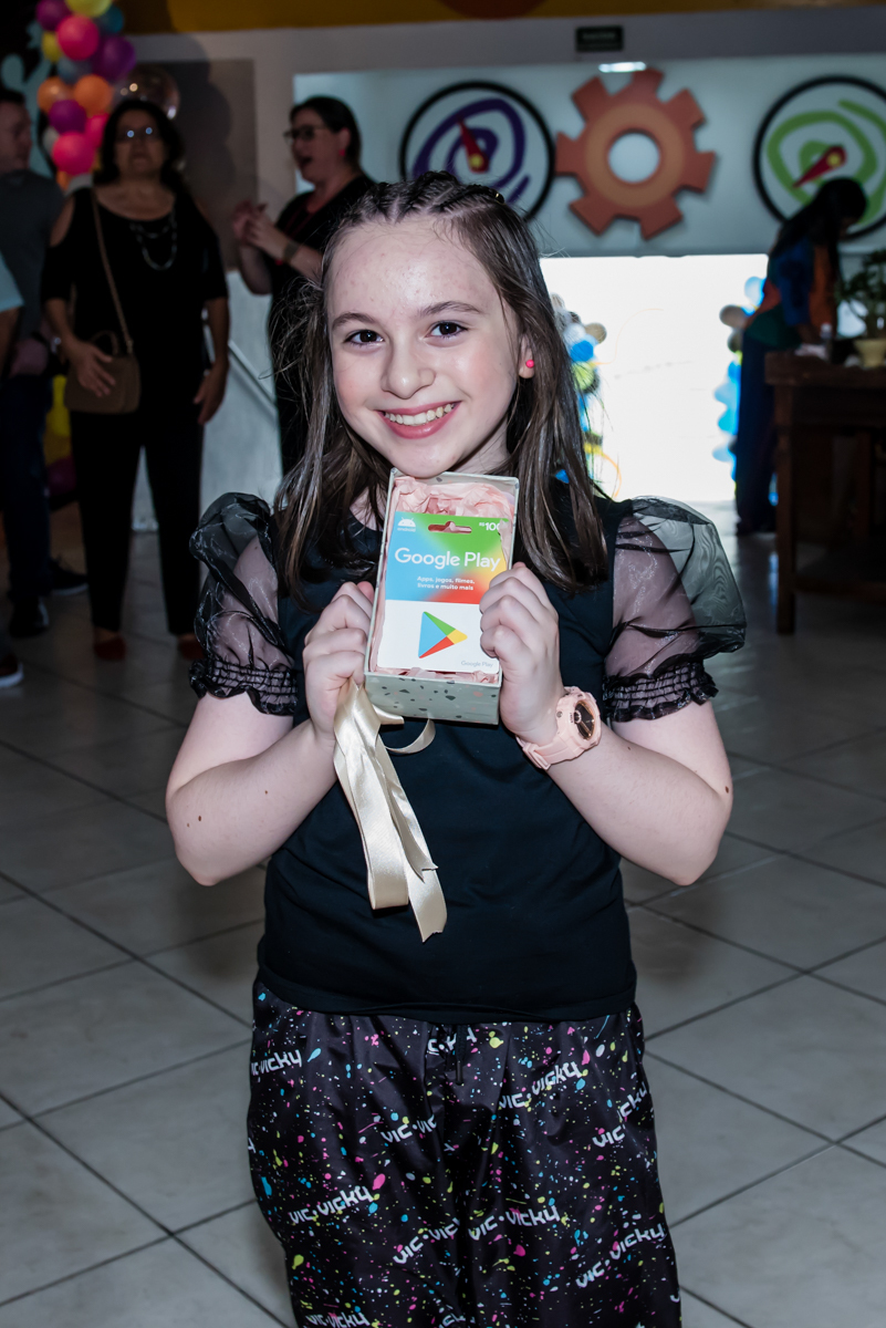 feliz exibindo seu presente