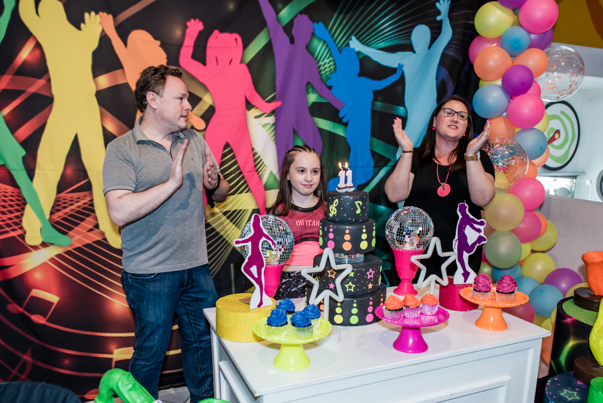 cantando o parabéns para voce