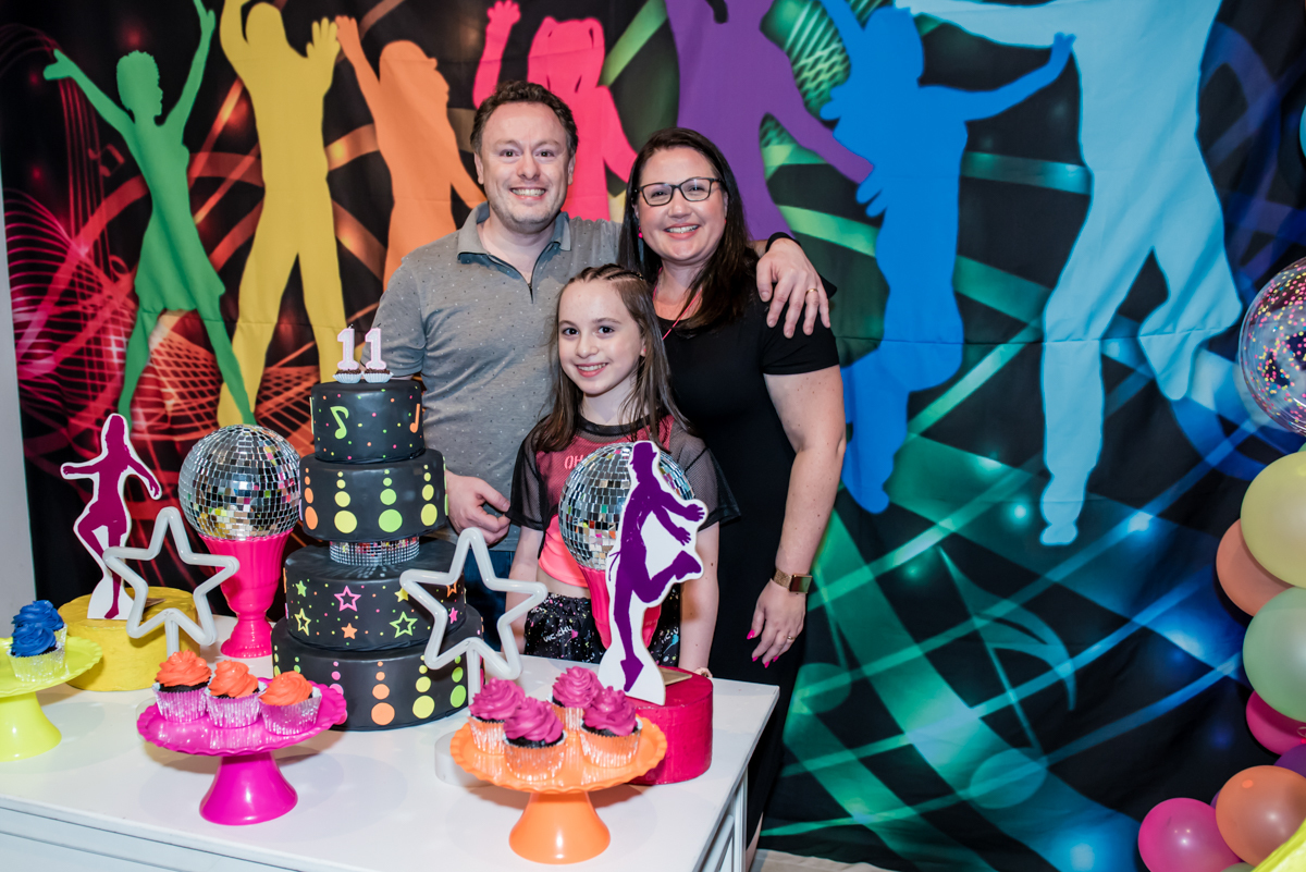foto com a família na mesa do bolo