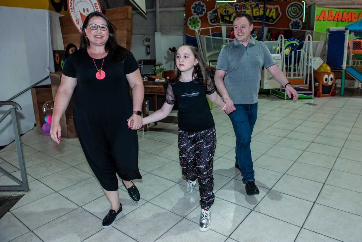 familia feliz para comemoração do aniversario dessa princesa