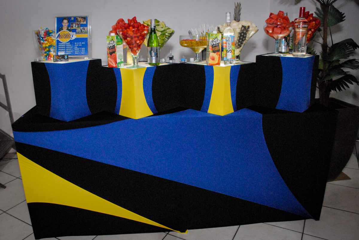 Bar man no Buffet Fábrica da Alegria, Osasco, Sao Paulo, tema da festa esportes americanos, aniversariante Matheus 8 anos