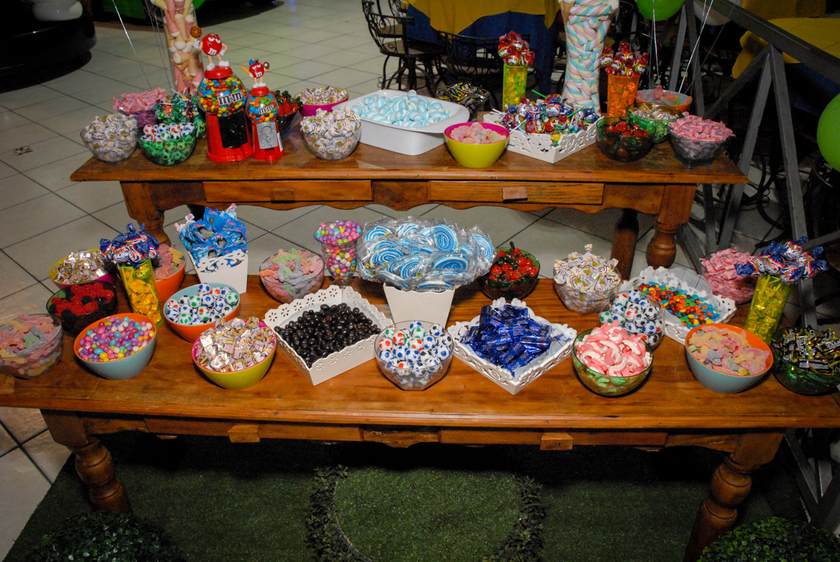 mesa de guloseimas no Buffet Fábrica da Alegria, Osasco, Sao Paulo, tema da festa esportes americanos, aniversariante Matheus 8 anos