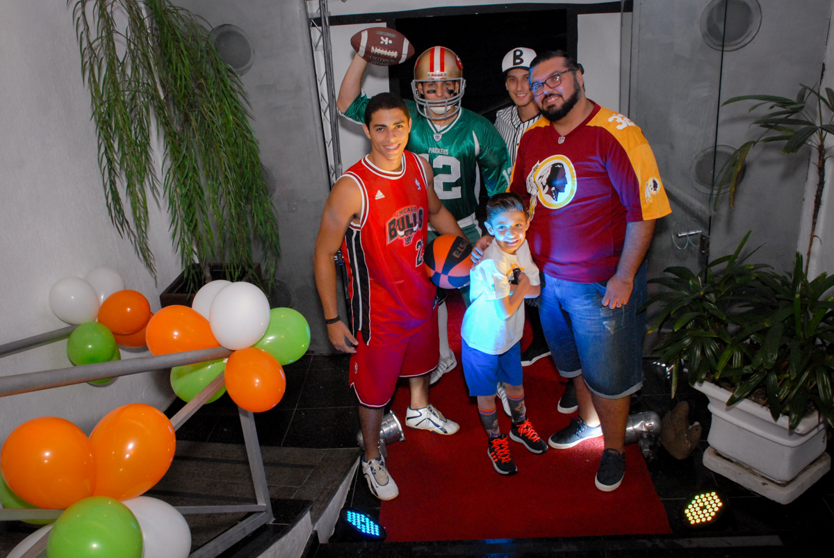 entrada da família no Buffet Fábrica da Alegria, Osasco, Sao Paulo, tema da festa esportes americanos, aniversariante Matheus 8 anos