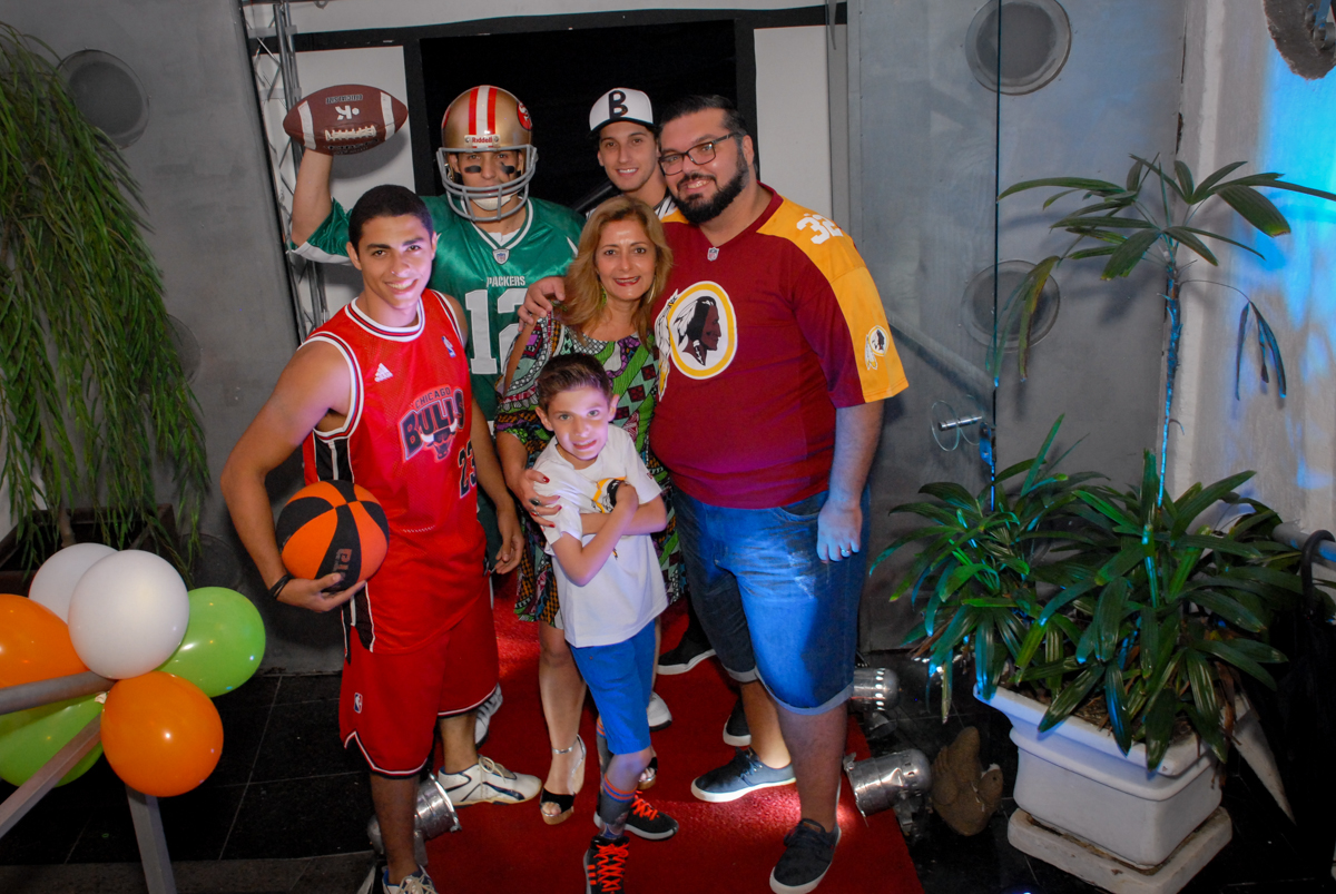 foto da família na entrada no Buffet Fábrica da Alegria, Osasco, Sao Paulo, tema da festa esportes americanos, aniversariante Matheus 8 anos