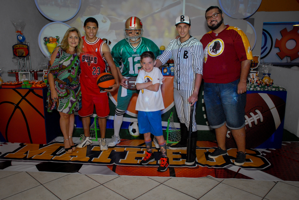 fotografia da família com os personagens do tema da festa no Buffet Fábrica da Alegria, Osasco, Sao Paulo, tema da festa esportes americanos, aniversariante Matheus 8 anos
