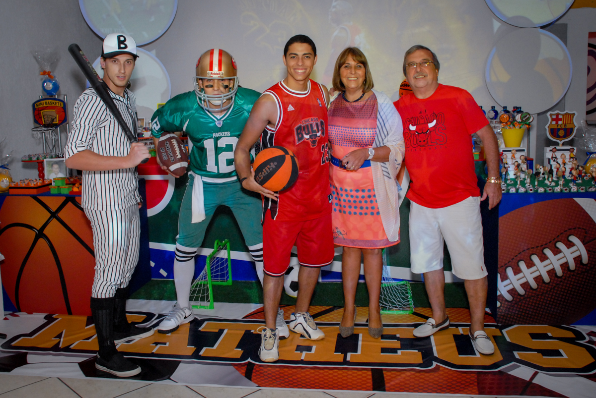 Posando para a foto no Buffet Fábrica da Alegria, Osasco, Sao Paulo, tema da festa esportes americanos, aniversariante Matheus 8 anos