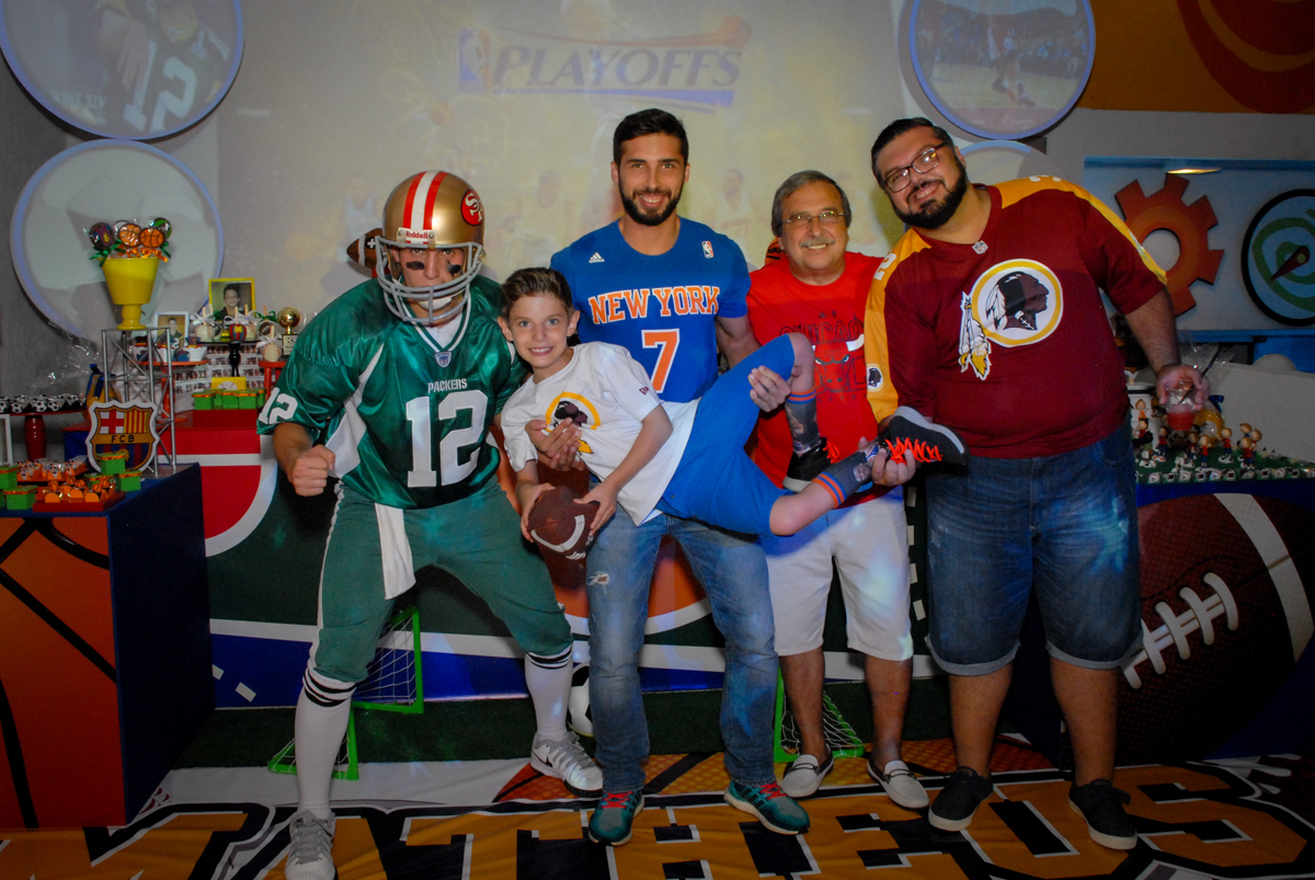 O aniversariante é fotografado no colo da família no Buffet Fábrica da Alegria, Osasco, Sao Paulo, tema da festa esportes americanos, aniversariante Matheus 8 anos