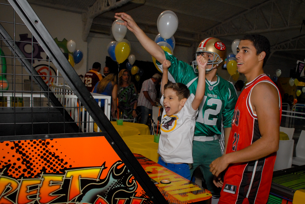 jogando basquete bool no Buffet Fábrica da Alegria, Osasco, Sao Paulo, tema da festa esportes americanos, aniversariante Matheus 8 anos