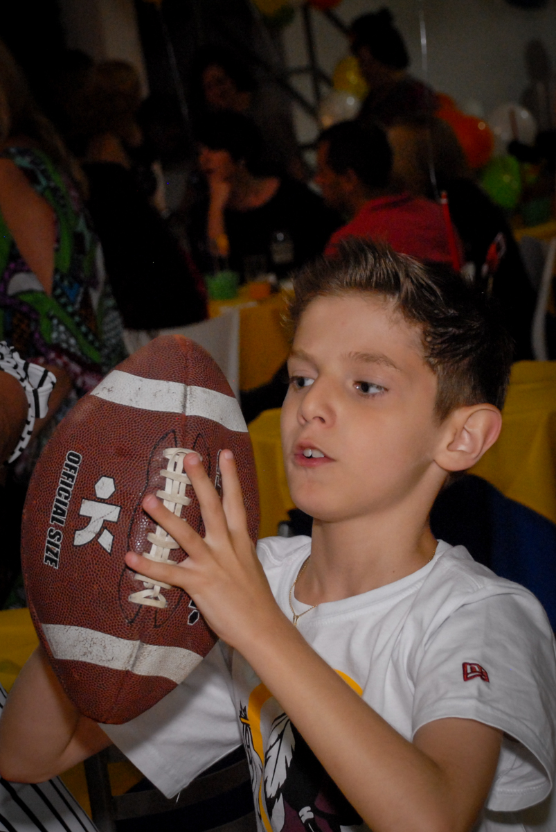 bola de futebol americano no Buffet Fábrica da Alegria, Osasco, Sao Paulo, tema da festa esportes americanos, aniversariante Matheus 8 anos