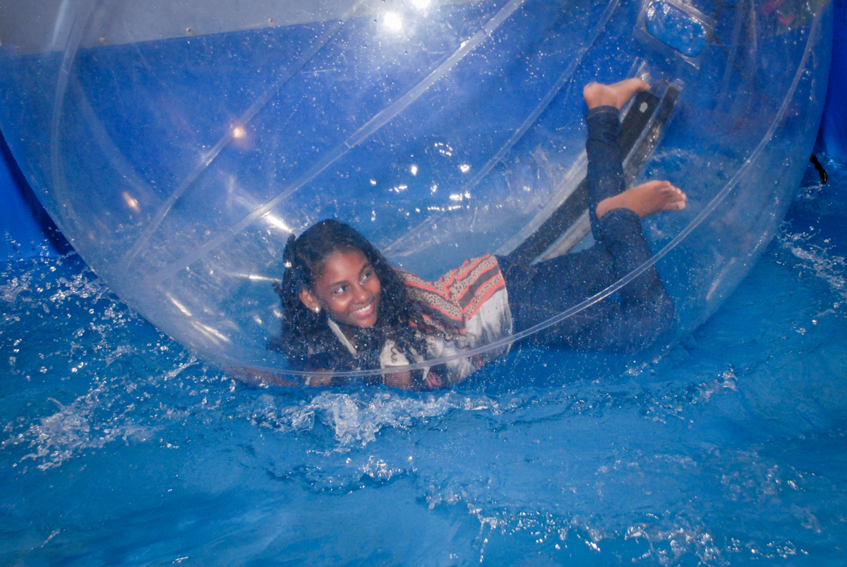 mais brincadeiras no aquabol no Buffet Fábrica da Alegria, Osasco, Sao Paulo, tema da festa esportes americanos, aniversariante Matheus 8 anos
