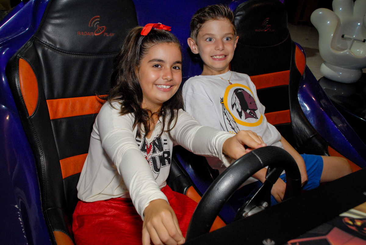 dirigindo no carrinho do Buffet Fábrica da Alegria, Osasco, Sao Paulo, tema da festa esportes americanos, aniversariante Matheus 8 anos