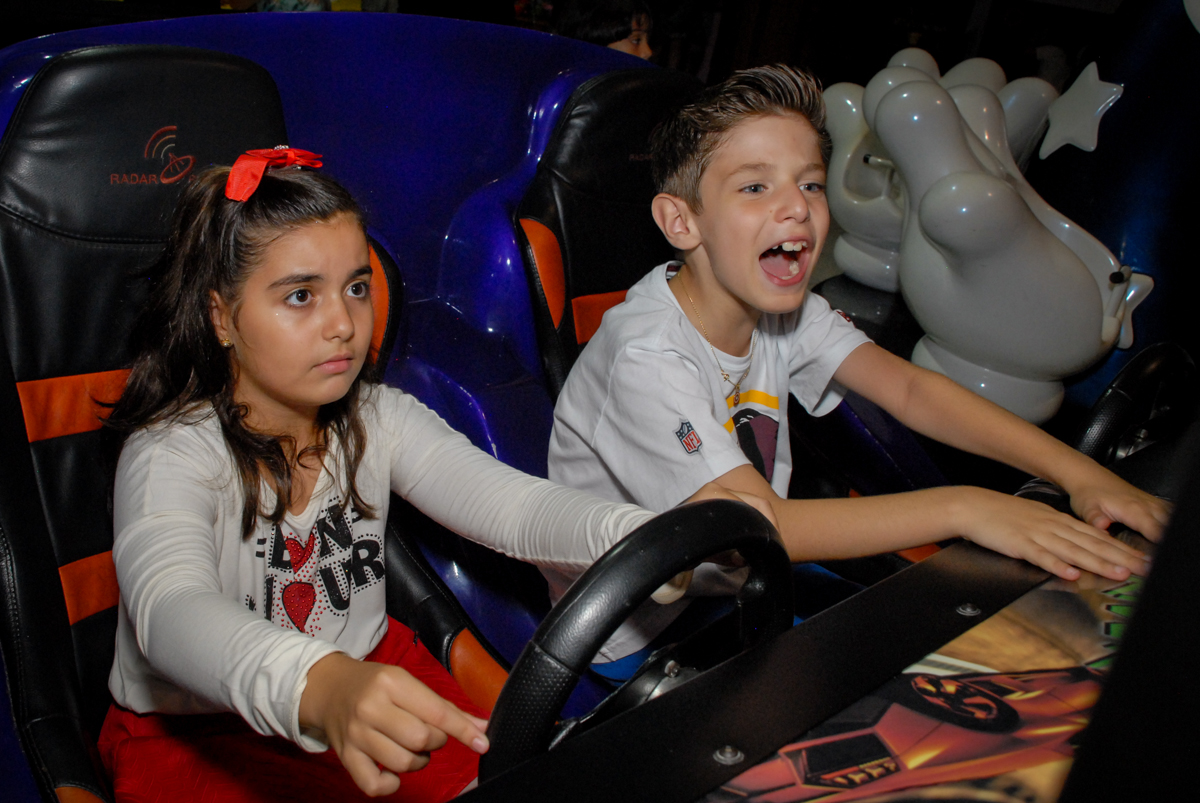 torcida para não bater com o carrinho de corrids no Buffet Fábrica da Alegria, Osasco, Sao Paulo, tema da festa esportes americanos, aniversariante Matheus 8 anos