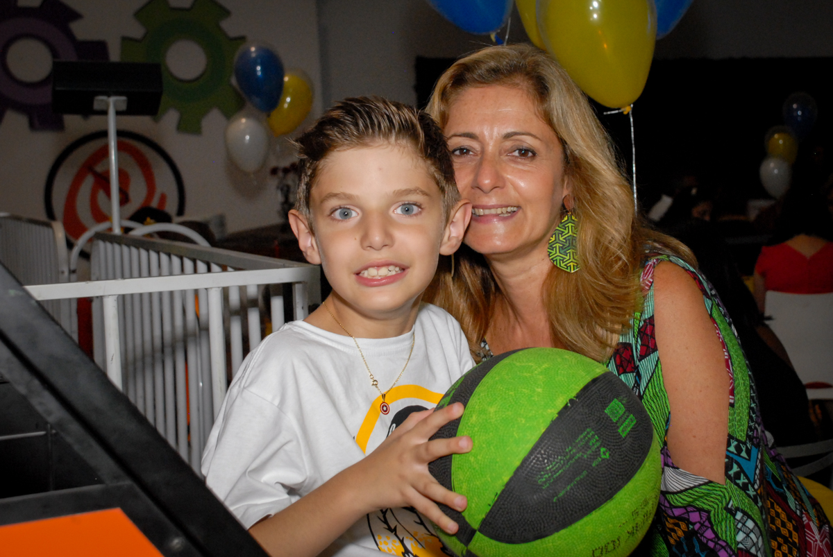 jogo de basquete bol no Buffet Fábrica da Alegria, Osasco, Sao Paulo, tema da festa esportes americanos, aniversariante Matheus 8 anos