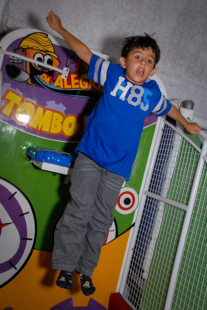 A brincadeira é no tombo legal no Buffet Fábrica da Alegria, Osasco, Sao Paulo, tema da festa esportes americanos, aniversariante Matheus 8 anos