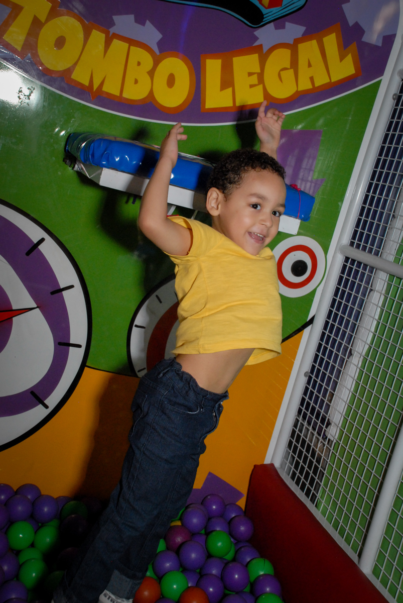 caindo no brinquedo tombo legal no Buffet Fábrica da Alegria, Osasco, Sao Paulo, tema da festa esportes americanos, aniversariante Matheus 8 anos