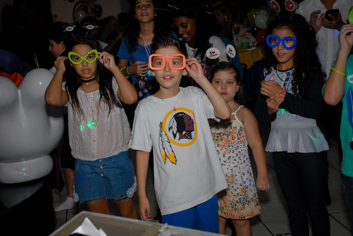 todas as crianças participam da balada no Buffet Fábrica da Alegria, Osasco, Sao Paulo, tema da festa esportes americanos, aniversariante Matheus 8 anos