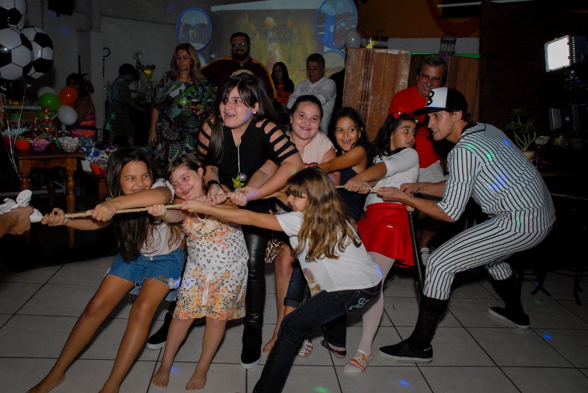 brincando de cabo de gerra no Buffet Fábrica da Alegria, Osasco, Sao Paulo, tema da festa esportes americanos, aniversariante Matheus 8 anos