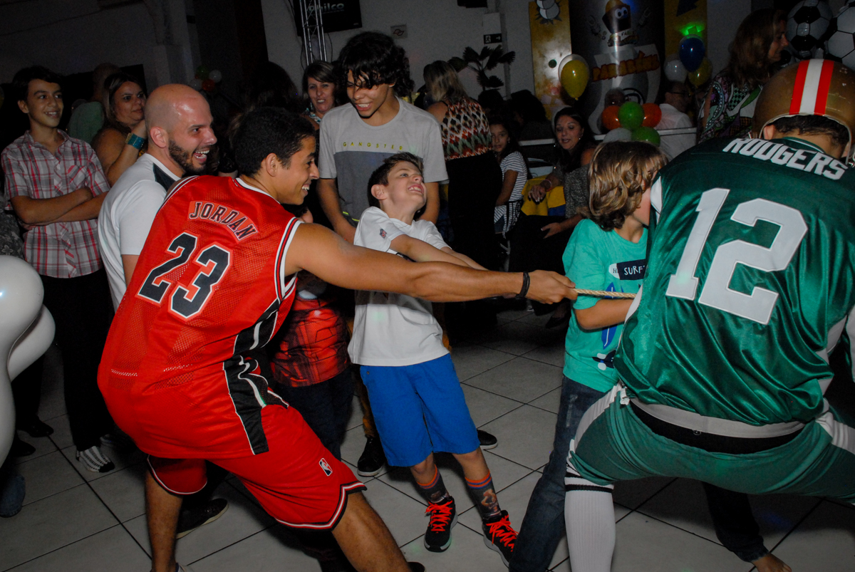 O jogo cabo de gerra meninos contra meninas