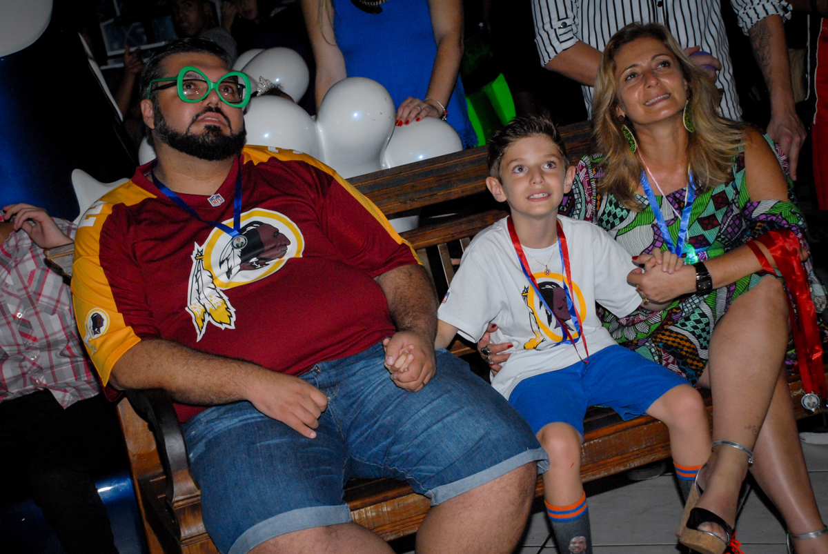 hora de assistir a retrospectiva no Buffet Fábrica da Alegria, Osasco, Sao Paulo, tema da festa esportes americanos, aniversariante Matheus 8 anos