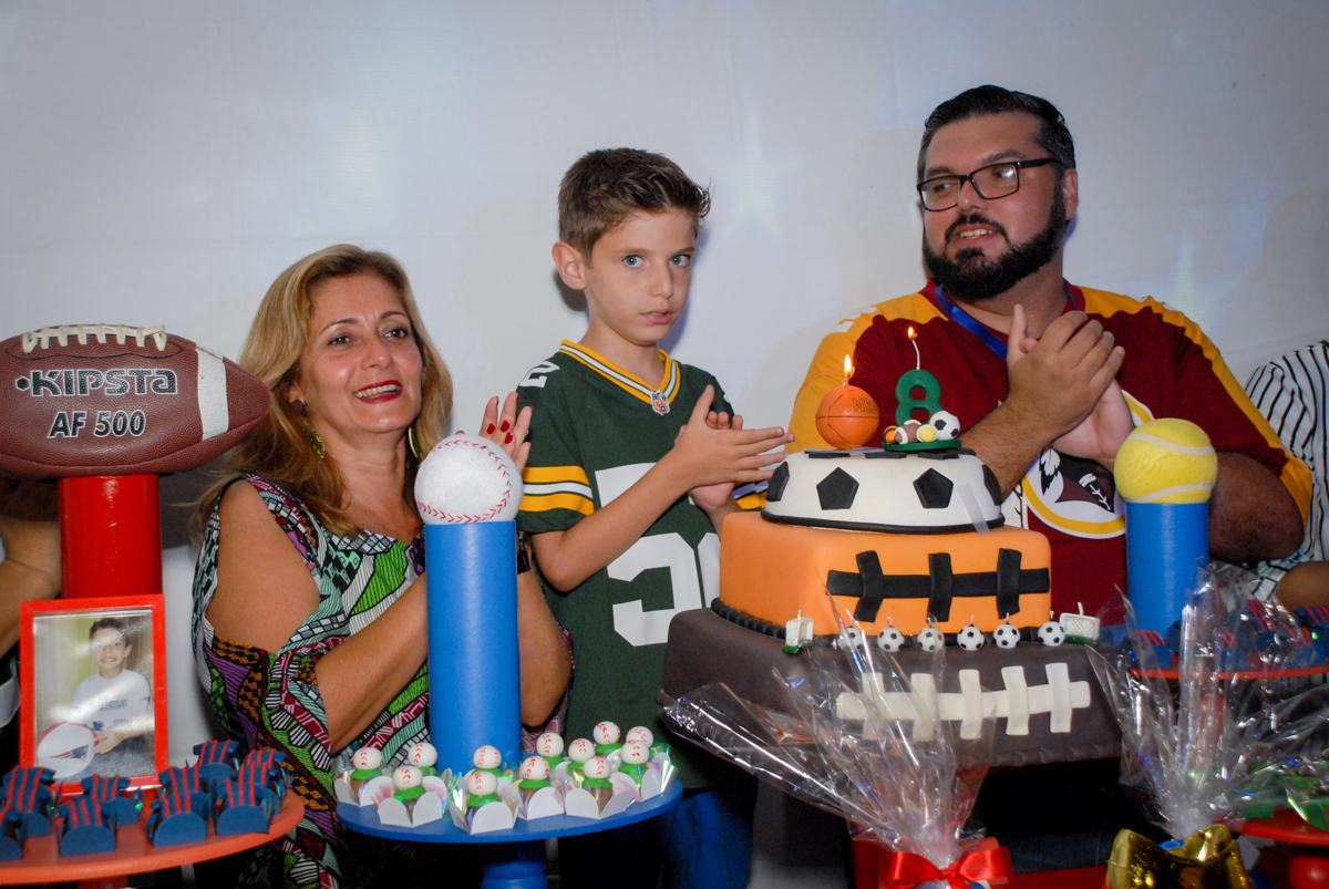 chegou a hora de cantar parabéns no Buffet Fábrica da Alegria, Osasco, Sao Paulo, tema da festa esportes americanos, aniversariante Matheus 8 anos
