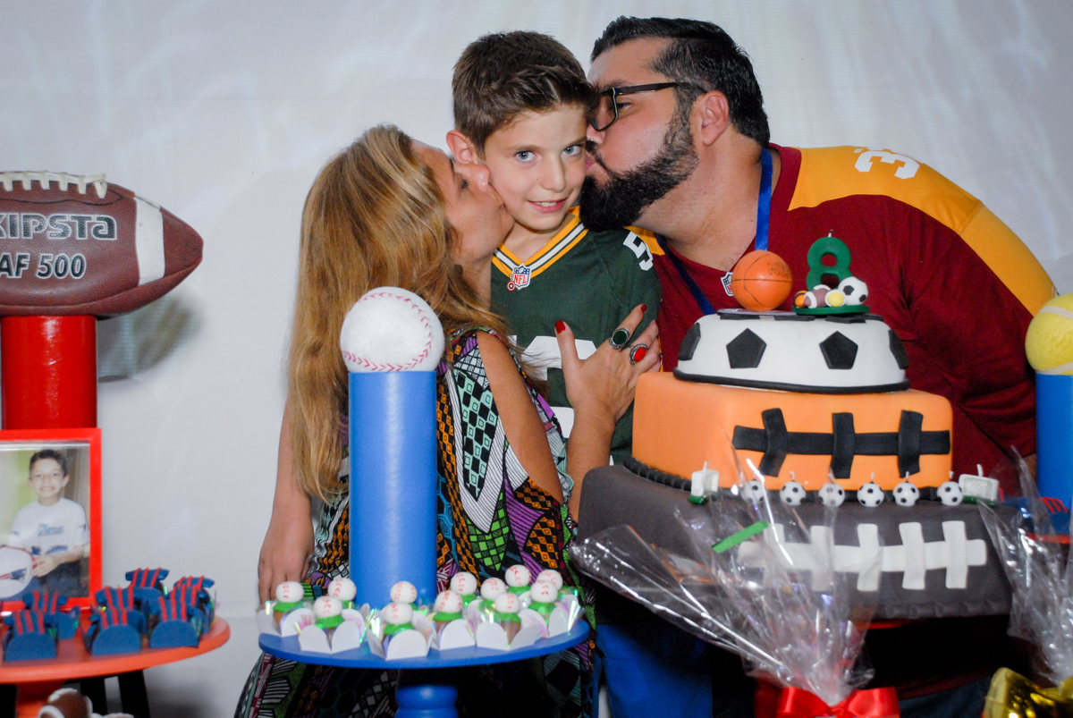 beijo sanduiche no Buffet Fábrica da Alegria, Osasco, Sao Paulo, tema da festa esportes americanos, aniversariante Matheus 8 anos