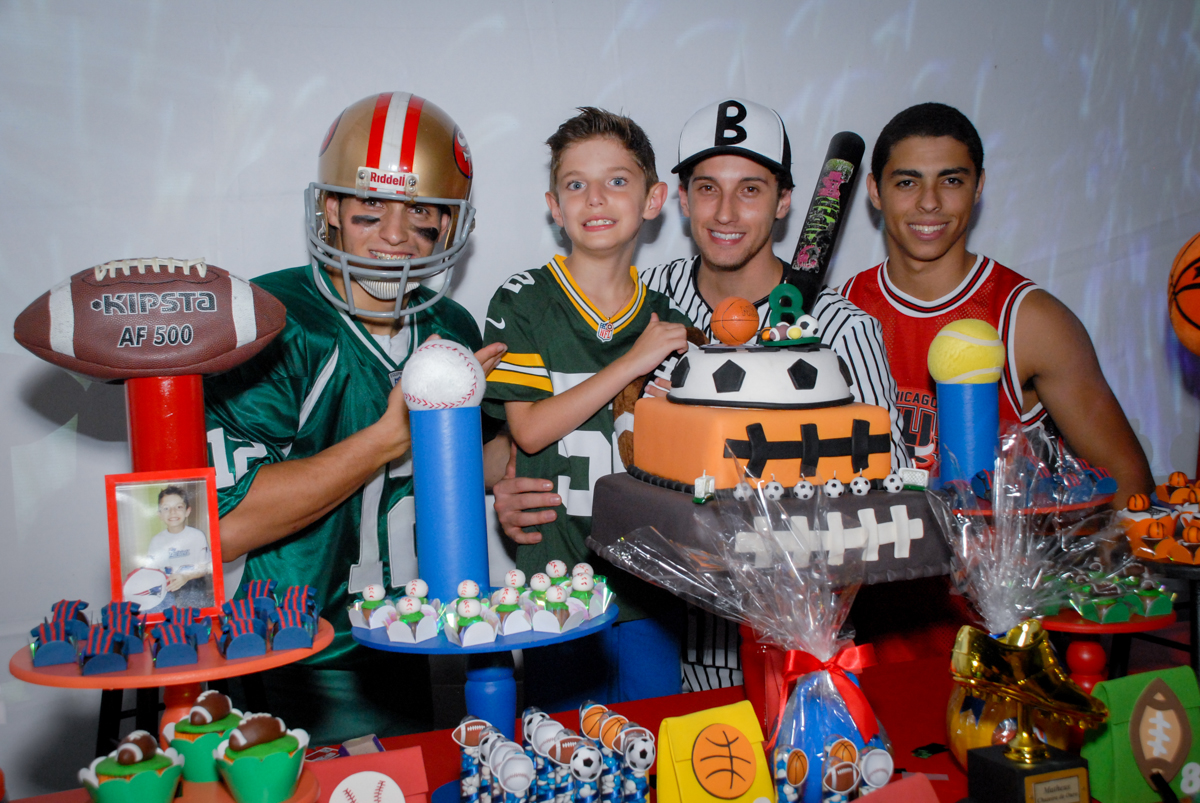 Final da festa no Buffet Fábrica da Alegria, Osasco, Sao Paulo, tema da festa esportes americanos, aniversariante Matheus 8 anos