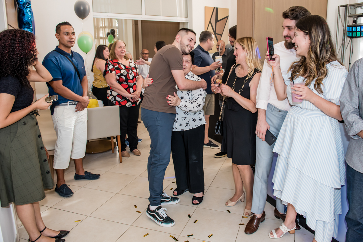 todos o abraçam com muito carinho