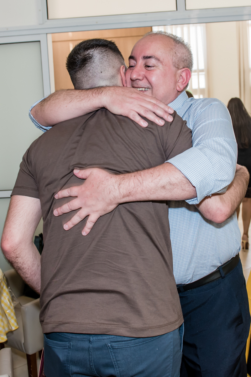 muitos abraços são dados em murilo