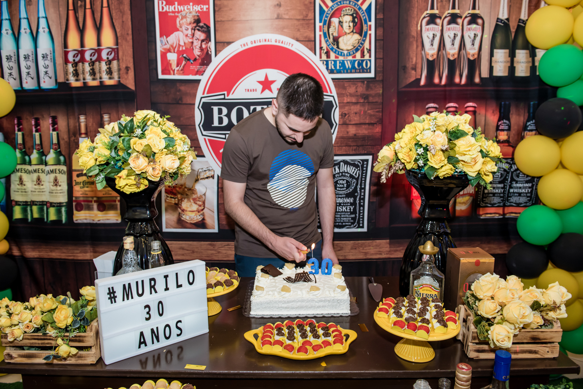 acendendo a vela do bolo