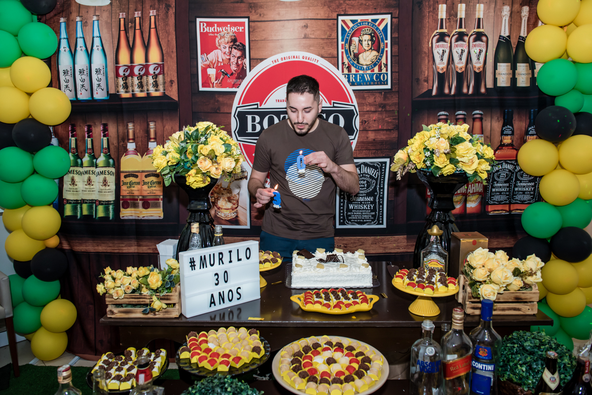 soprando a vela do bolo