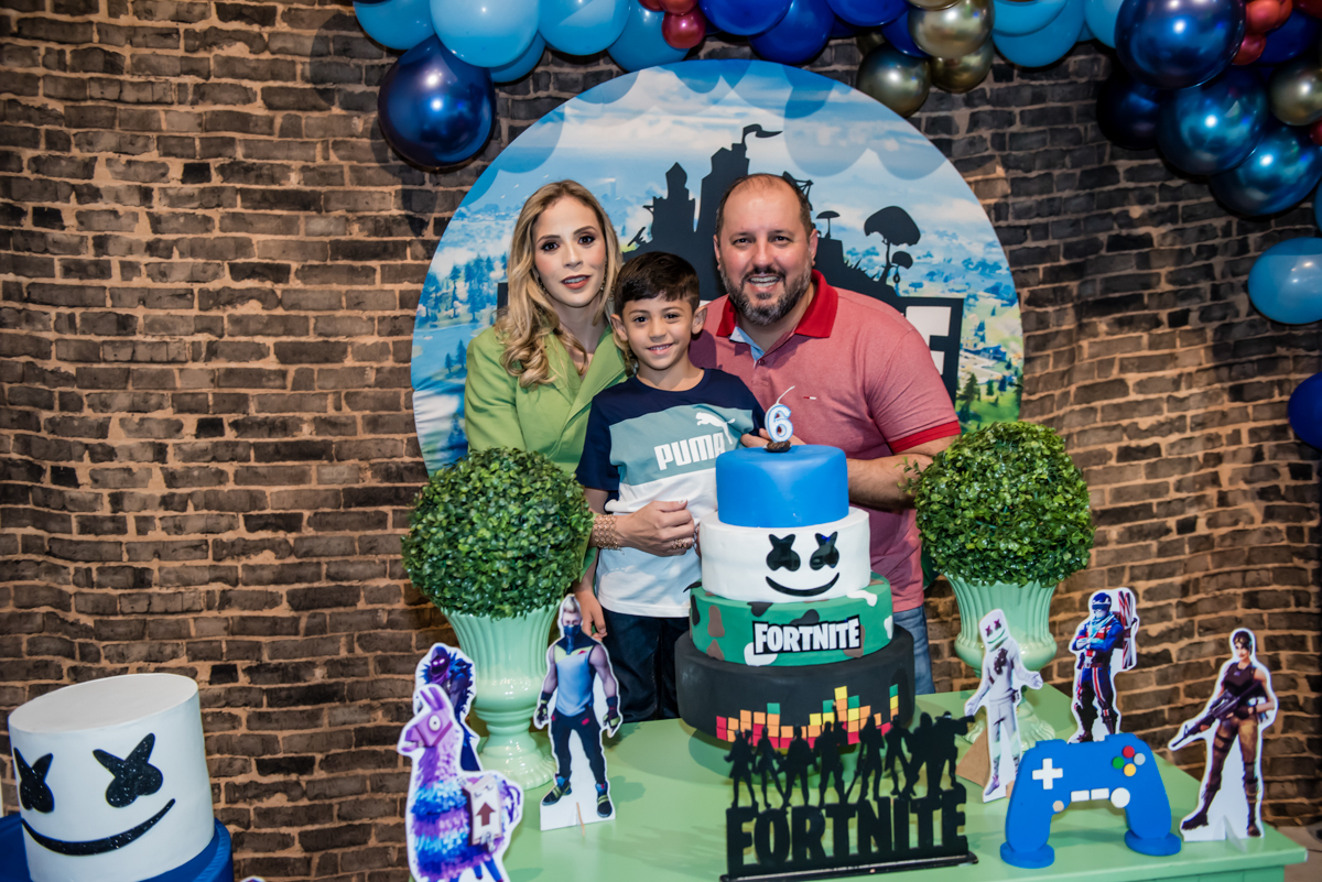 foto com vitor na mesa do bolo