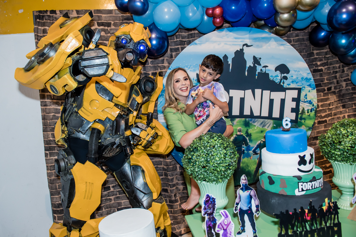 vitor recebe muito carinho de sua mãe