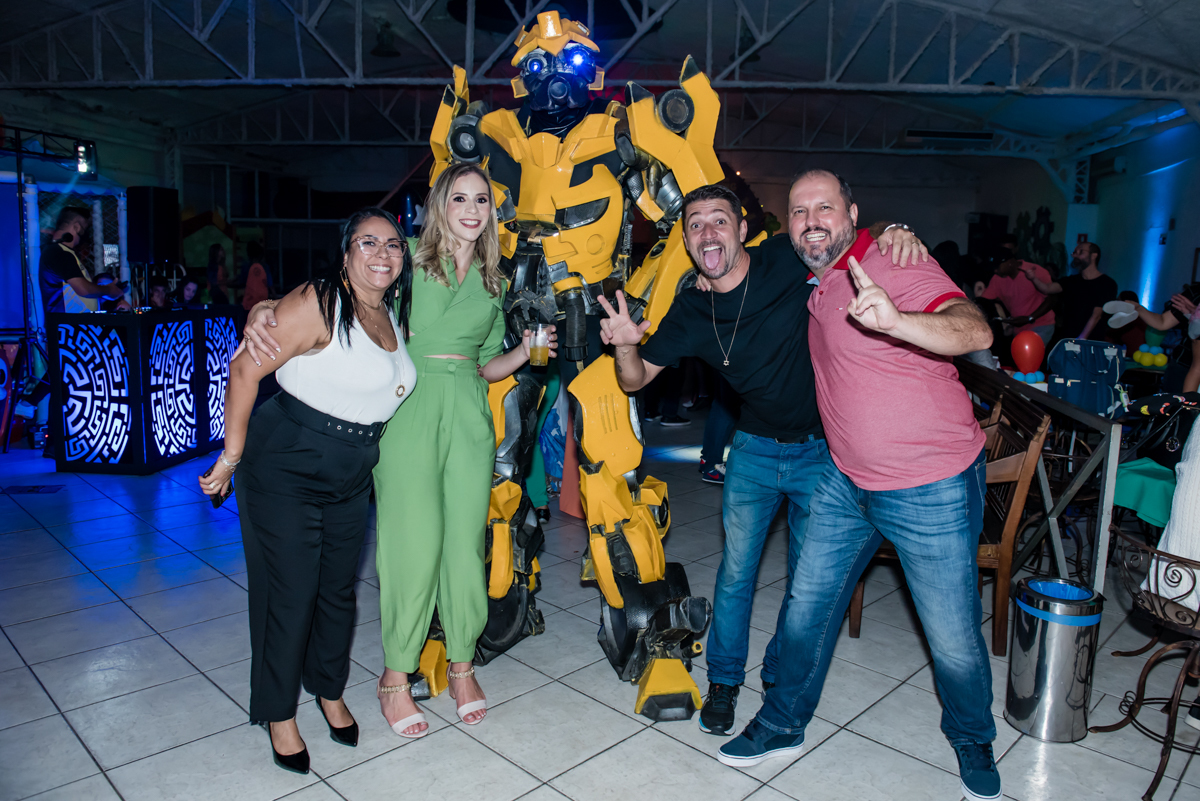 até os adultos estão adorando o personagem do tema da festa