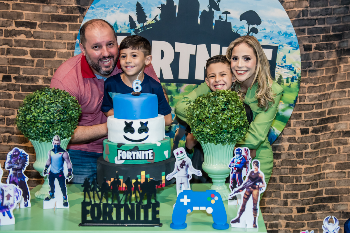 foto da família na mesa do bolo