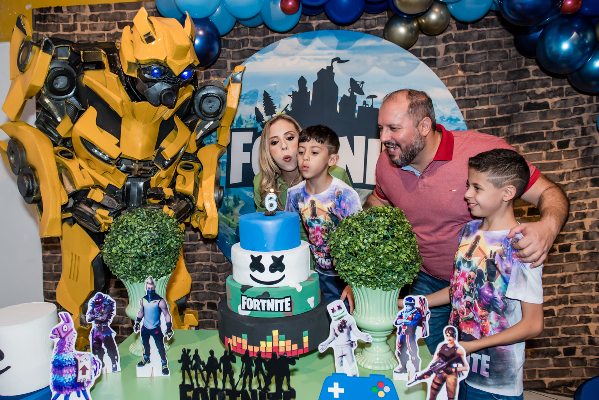 soprando a vela do bolo