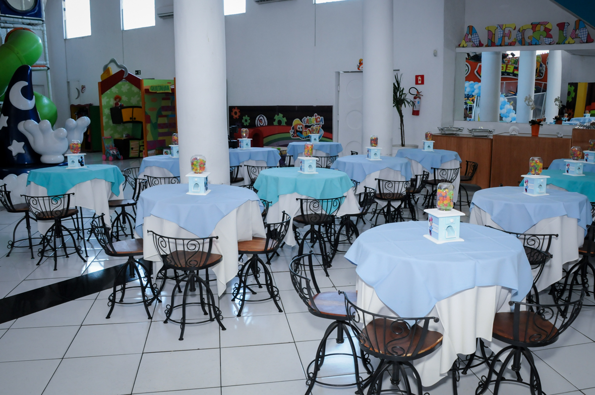 mesas do salão no Buffet Fábrica da Alegria, Morumbi, SP, festa intantil, tema da mesa minie azul, Valentina 1 aninho