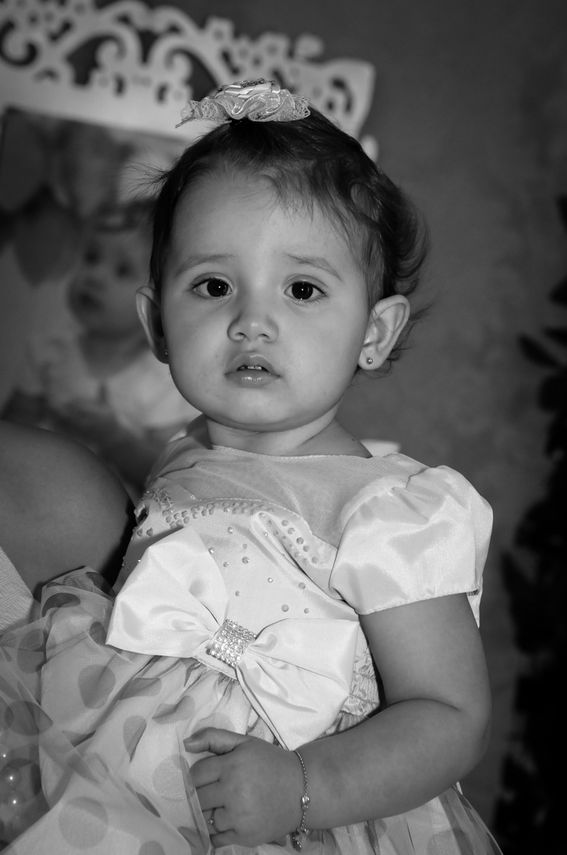 aniversariante feliz em sua festa no Buffet Fábrica da Alegria, Morumbi, SP, festa intantil, tema da mesa minie azul, Valentina 1 aninho