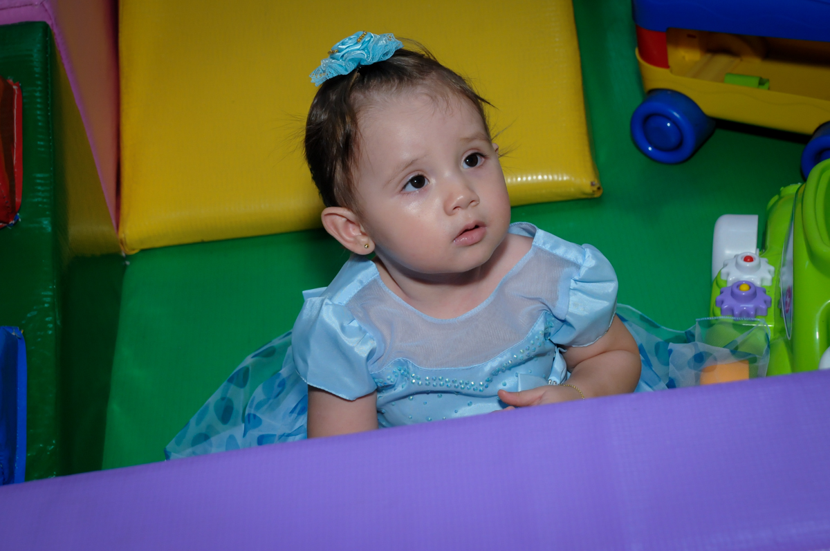 brincando na área baby no Buffet Fábrica da Alegria, Morumbi, SP, festa intantil, tema da mesa minie azul, Valentina 1 aninho