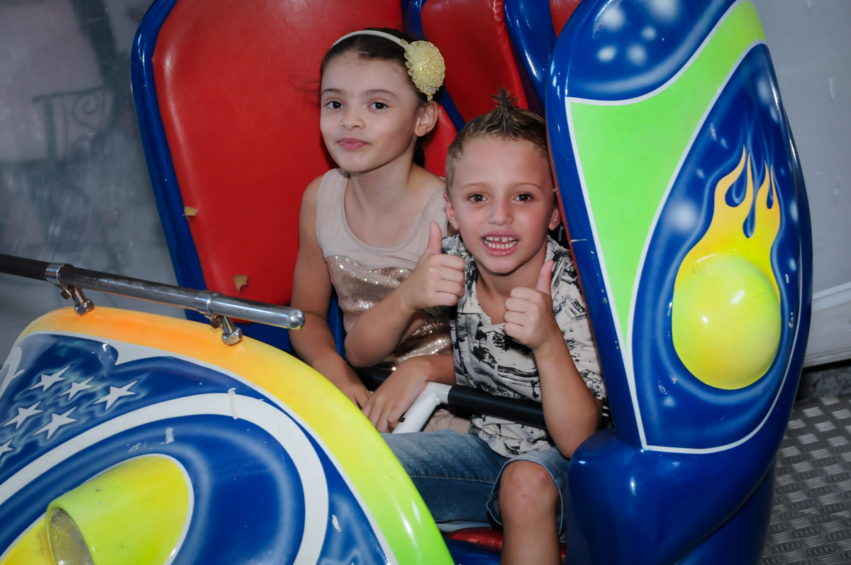 muita bagunça no brinquedo jornada nas estrelas no Buffet Fábrica da Alegria, Morumbi, SP, festa intantil, tema da mesa minie azul, Valentina 1 aninho