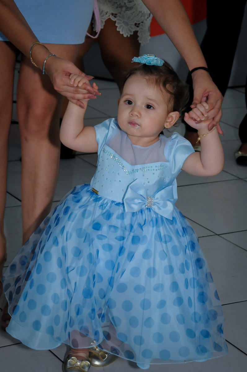 treinando os primeiros passos no Buffet Fábrica da Alegria, Morumbi, SP, festa intantil, tema da mesa minie azul, Valentina 1 aninho
