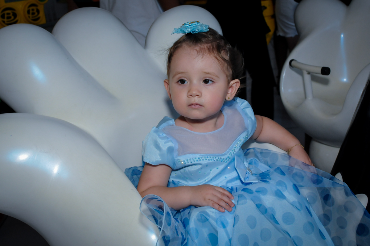 Valentina adora brincar no carrossel no Buffet Fábrica da Alegria, Morumbi, SP, festa intantil, tema da mesa minie azul, Valentina 1 aninho