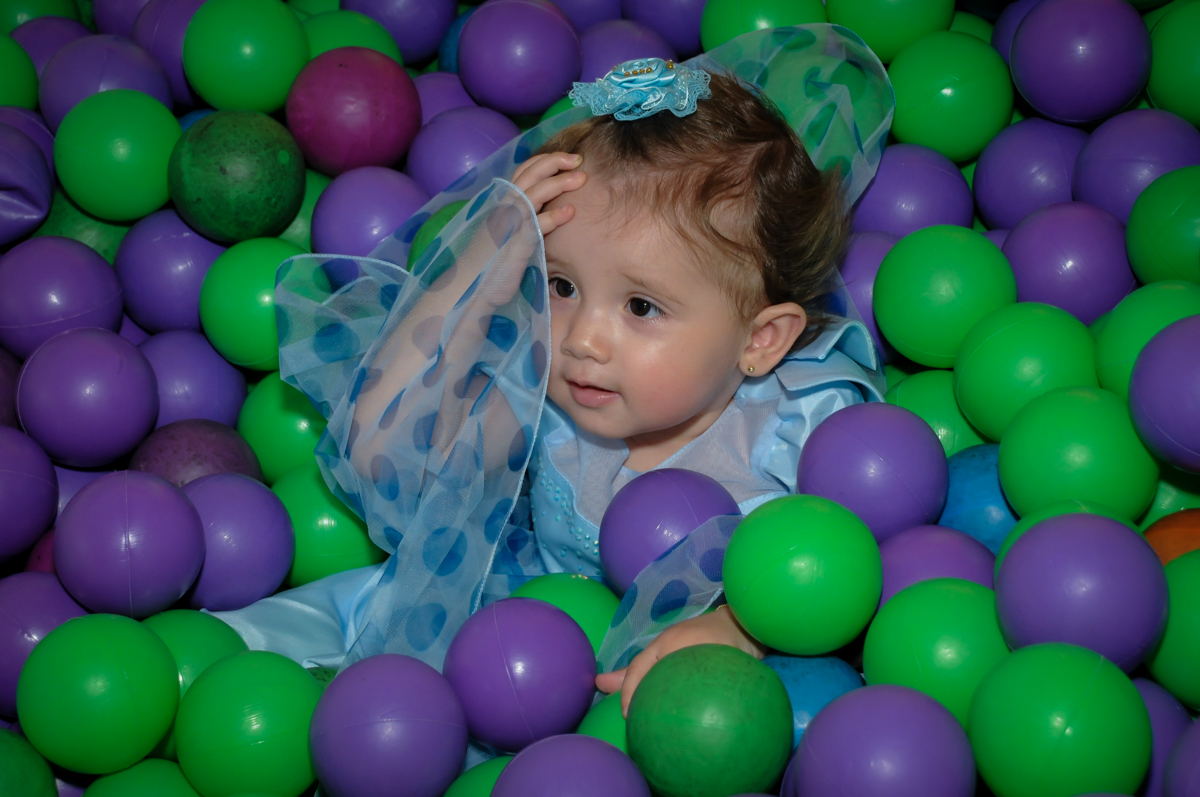 muito bom brincar na piscina de bolinha no Buffet Fábrica da Alegria, Morumbi, SP, festa intantil, tema da mesa minie azul, Valentina 1 aninho