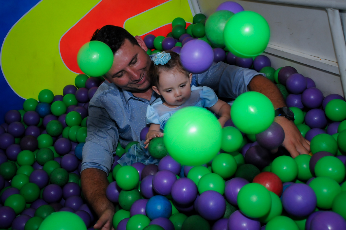 O papai também caiu na farra na piscina de bolinha no Buffet Fábrica da Alegria, Morumbi, SP, festa intantil, tema da mesa minie azul, Valentina 1 aninho