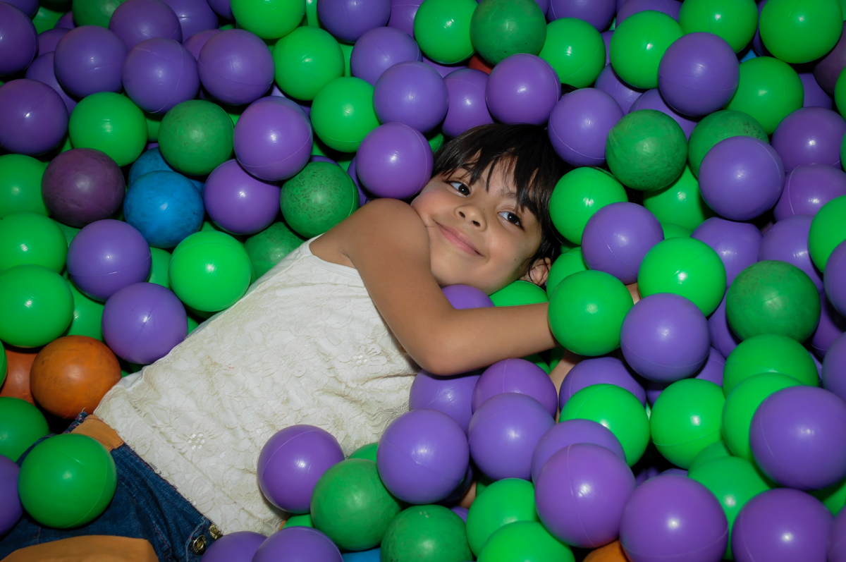 A convidada também curtindo a piscina de bolinha no Buffet Fábrica da Alegria, Morumbi, SP, festa intantil, tema da mesa minie azul, Valentina 1 aninho