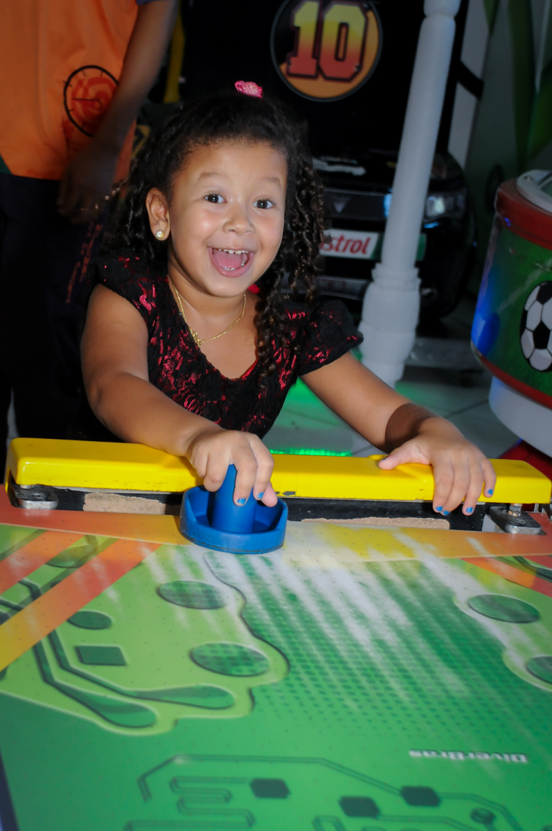 jogo de futebol de mesa no Buffet Fábrica da Alegria, Morumbi, SP, festa intantil, tema da mesa minie azul, Valentina 1 aninho