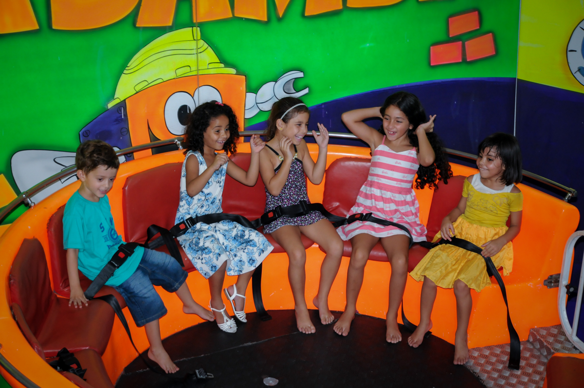 muitas crianças se divertem no labamba no Buffet Fábrica da Alegria, Morumbi, SP, festa intantil, tema da mesa minie azul, Valentina 1 aninho