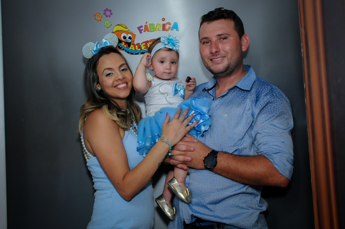 saindo da máquina do parabéns no Buffet Fábrica da Alegria, Morumbi, SP, festa intantil, tema da mesa minie azul, Valentina 1 aninho