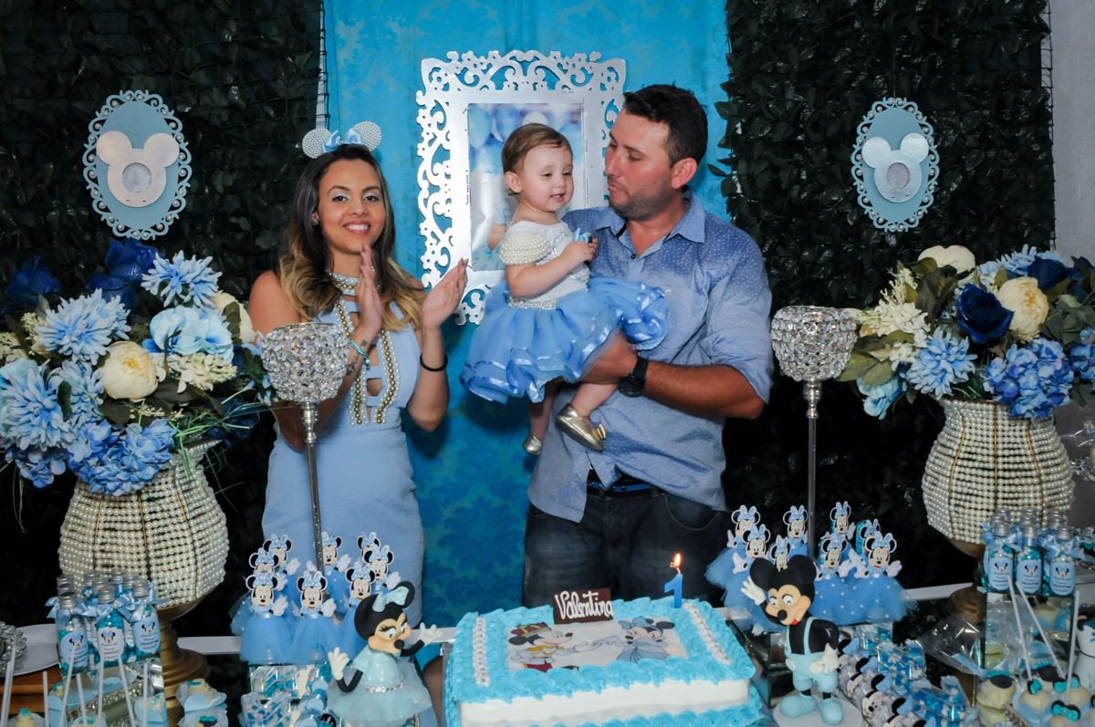 Cantando parabéns para a aniversariante no Buffet Fábrica da Alegria, Morumbi, SP, festa intantil, tema da mesa minie azul, Valentina 1 aninho