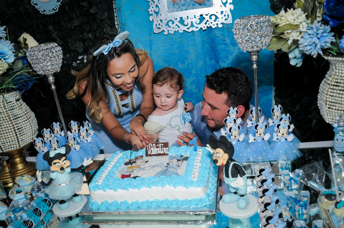 primeiro pedaço de bolo, quem vai ganhar no Buffet Fábrica da Alegria, Morumbi, SP, festa intantil, tema da mesa minie azul, Valentina 1 aninho