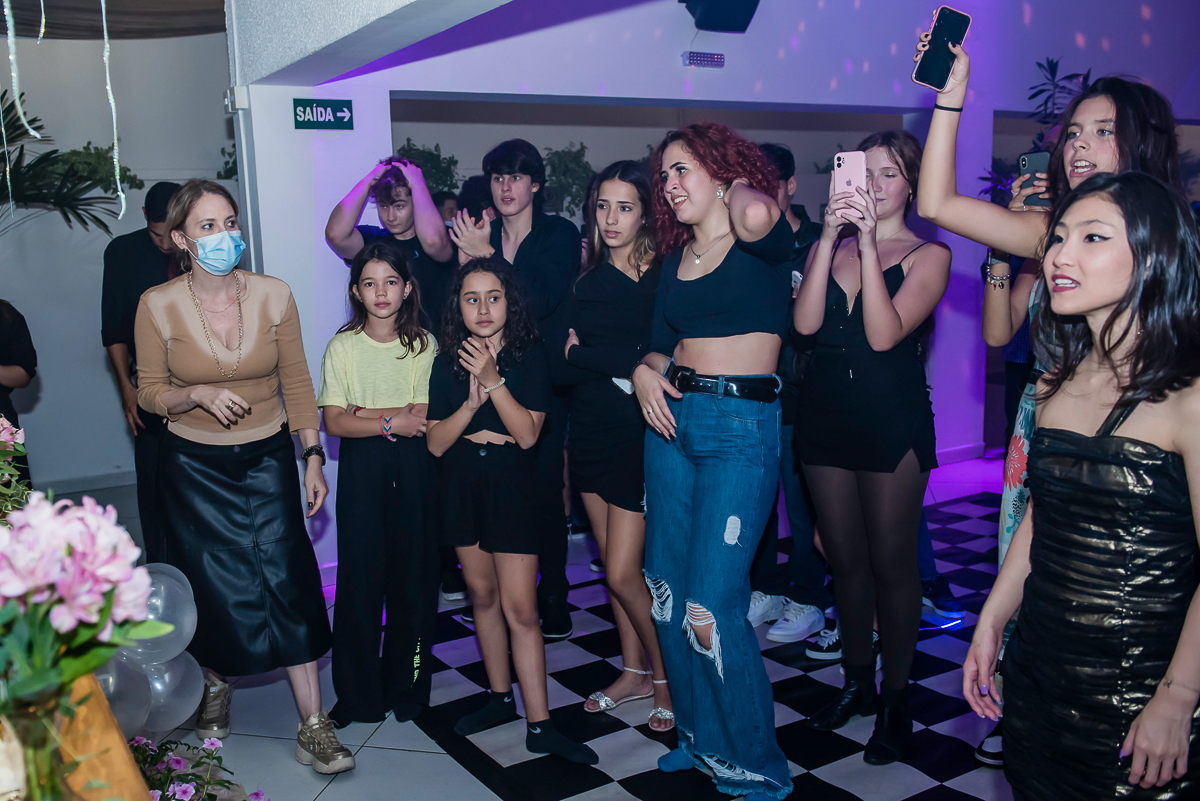 os convidados cantam parabéns